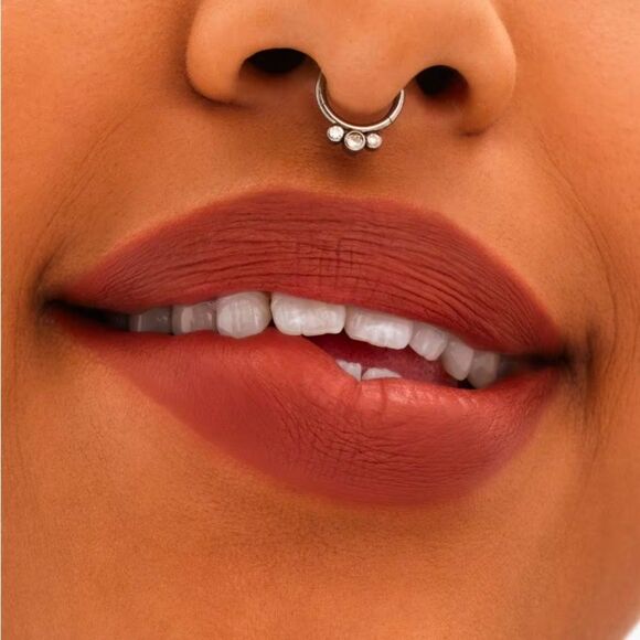 NEW! MAC
Locked Kiss 24HR Lipstick- METICULOUS - Picture 7 of 10